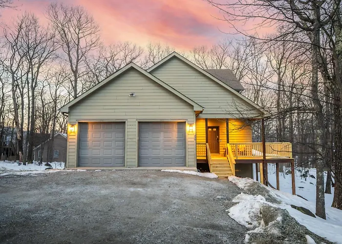 Spacious Family Retreat-Hot Tub & Game Room